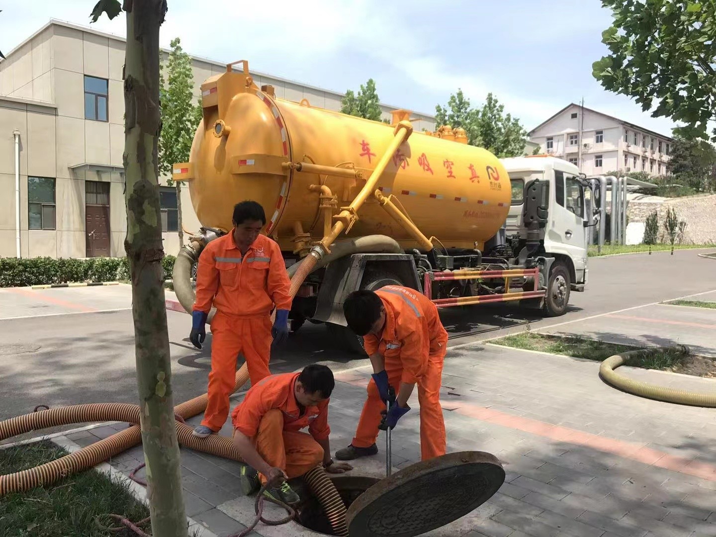 锦山镇管道疏通车停在窨井附近