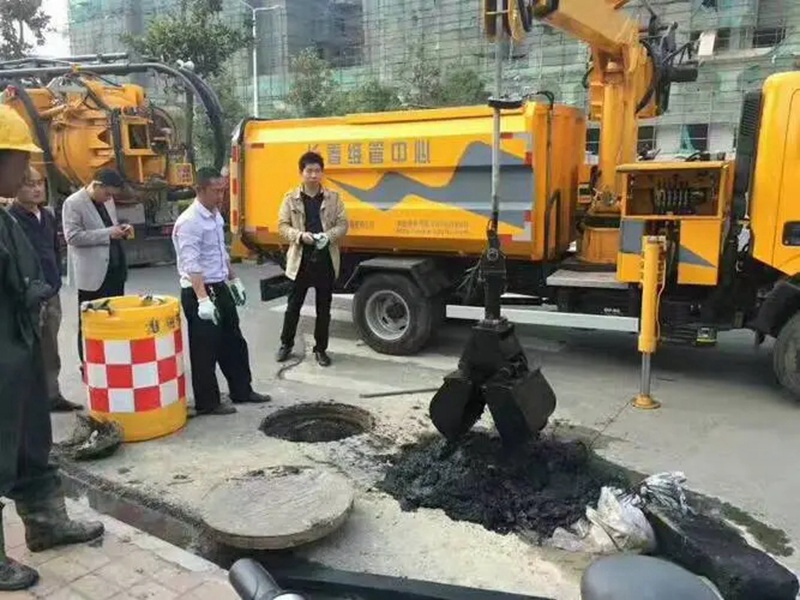 锦山镇街道：网格员化身“清道夫”，为民解忧疏通“堵心”化粪池