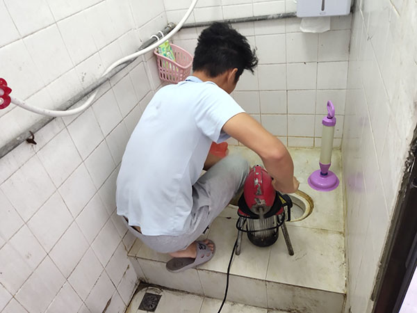 锦山镇肥皂掉到马桶里把马桶堵住了怎么办？马桶堵住了怎么办