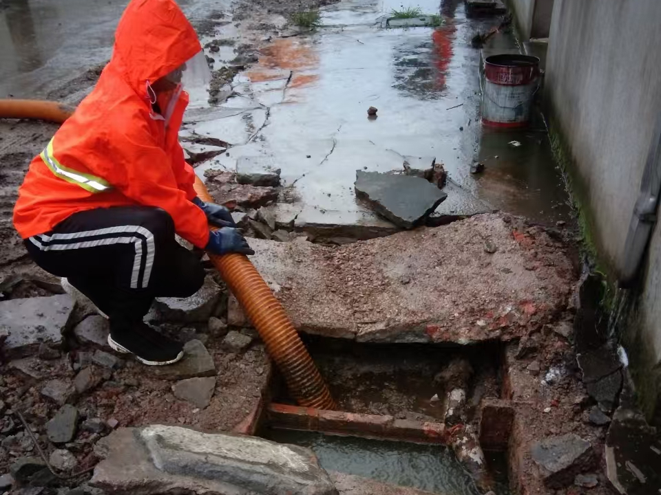 锦山镇专业清理污水池 炜誉市政以规范流程守护城市 “肠道”