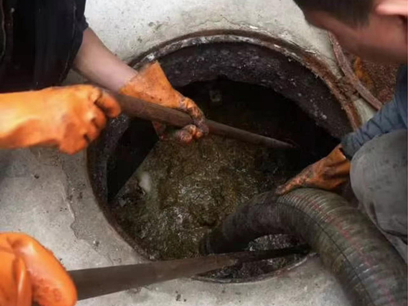 锦山镇清理化粪池时如何避免沼气的危害？